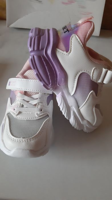 Кросівки на дівчинку