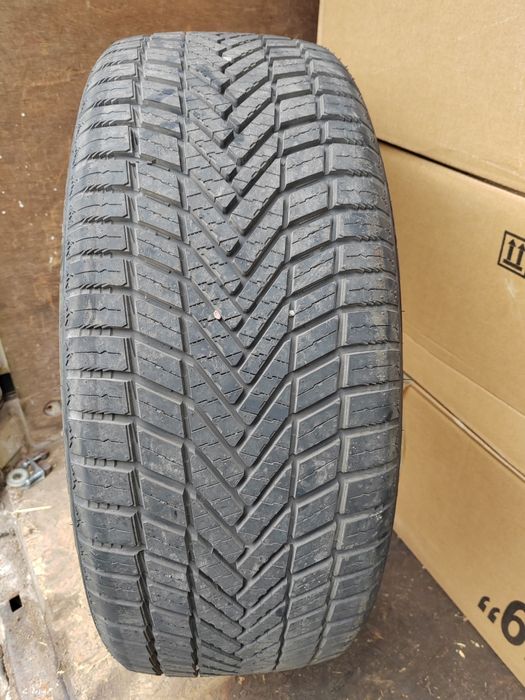Opony wielosezonowe 225 - 45 - 19 jak nowe