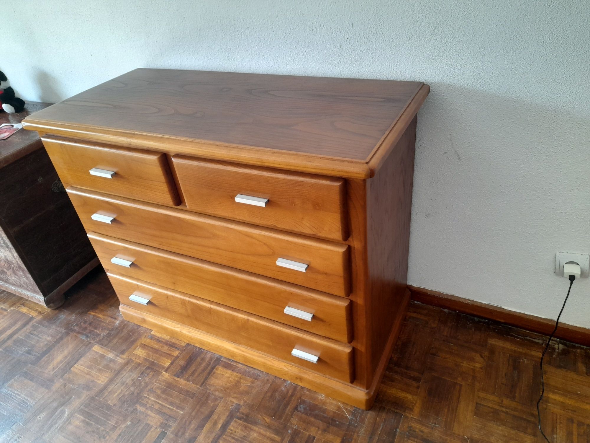 Cómoda castanha.