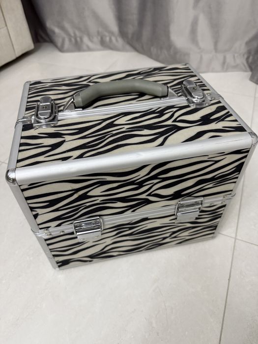 косметичний кейс або органайзер для макіяжу з принтом зебри