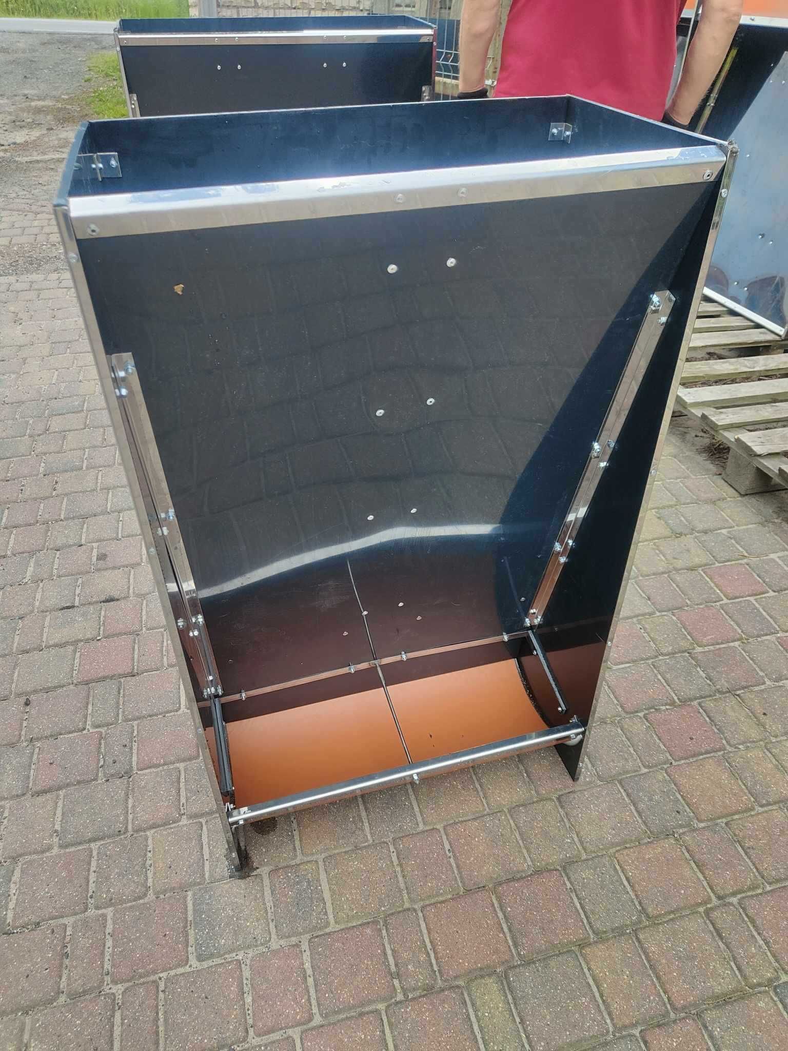 Automat dwustanowiskowy na paszę SUCHĄ dla TRZODY-KARMNIK z płyty PE