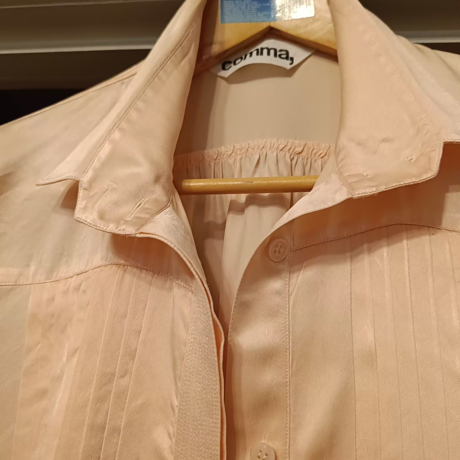 Абрикосового цвета красивая блузка