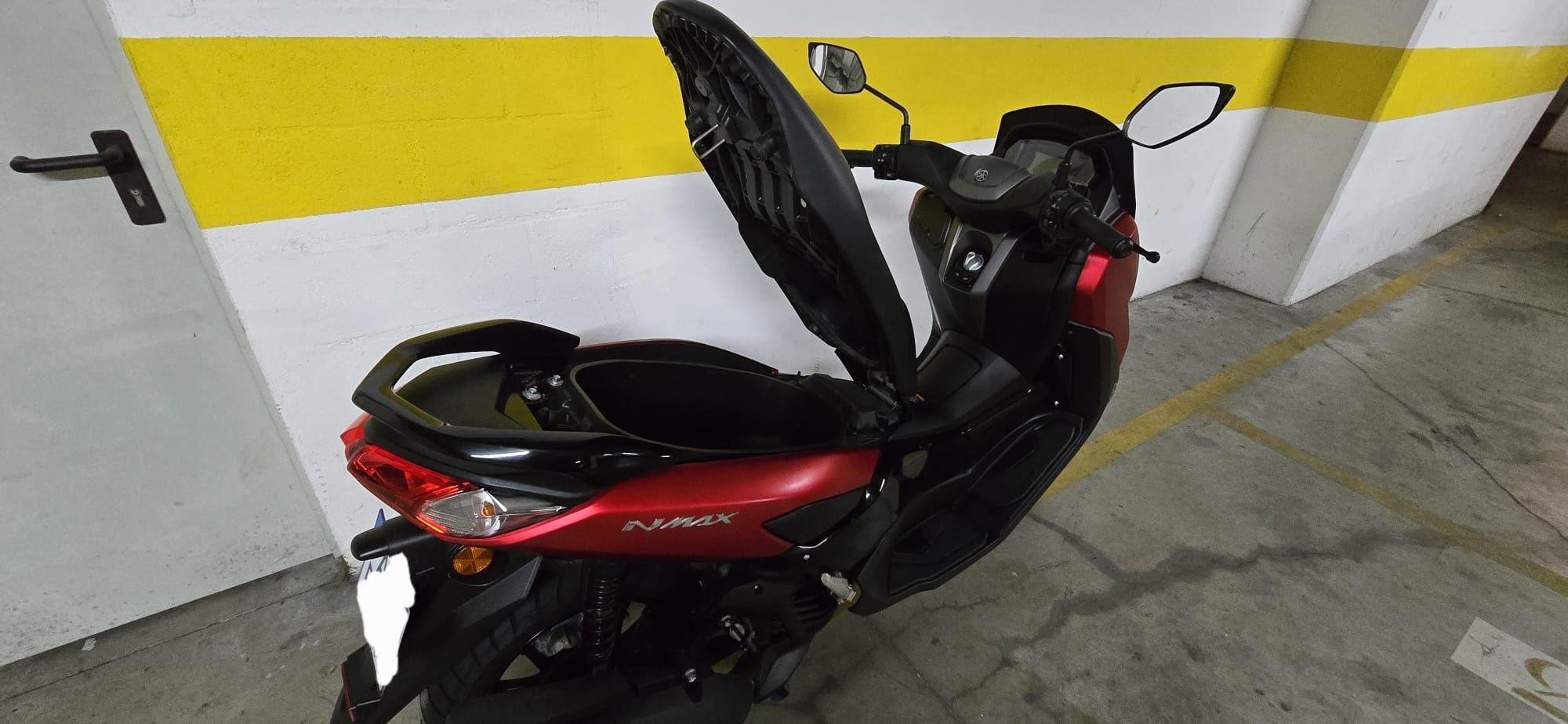 Yamaha NMAX 125 - Excelente estado, económica e confortável.