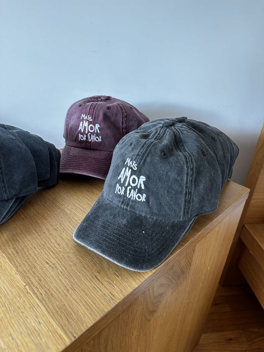 Chapéus Bordados “Mais Amor Por Favor” - Várias cores