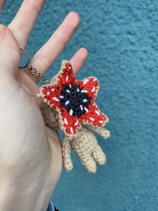 Вʼязаний брелок «Демогорган» на замовлення