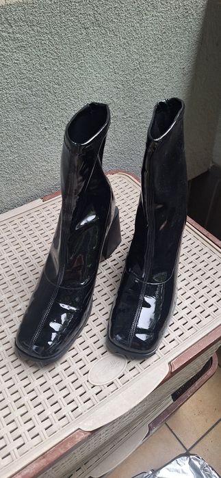 Czarne, lakierowane botki rozmiar 42