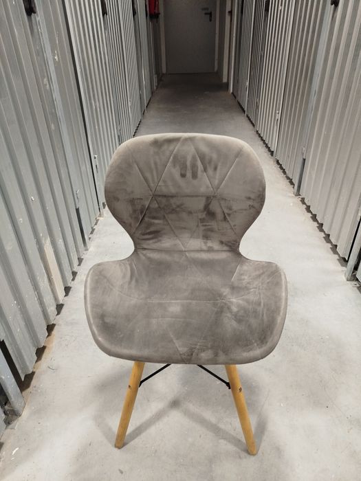 Welurowe krzesło do jadalni