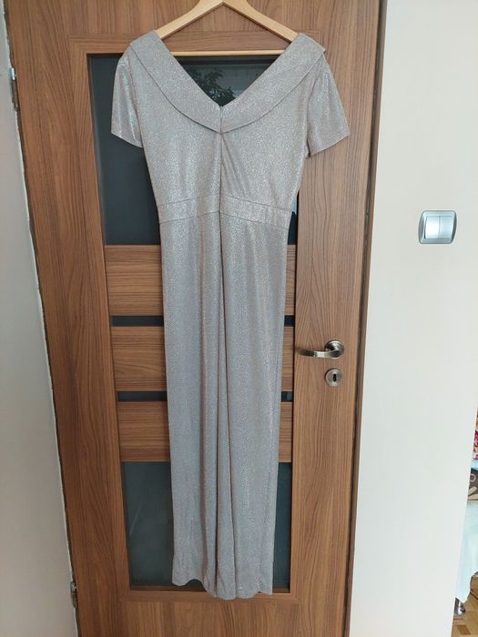 Złota sukienka długa na wesele z krótkim rękawkiem