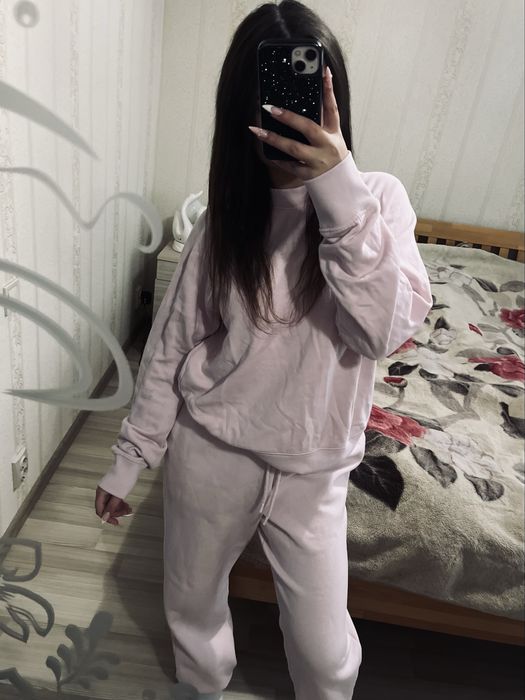 Рожевий спортивний костюм