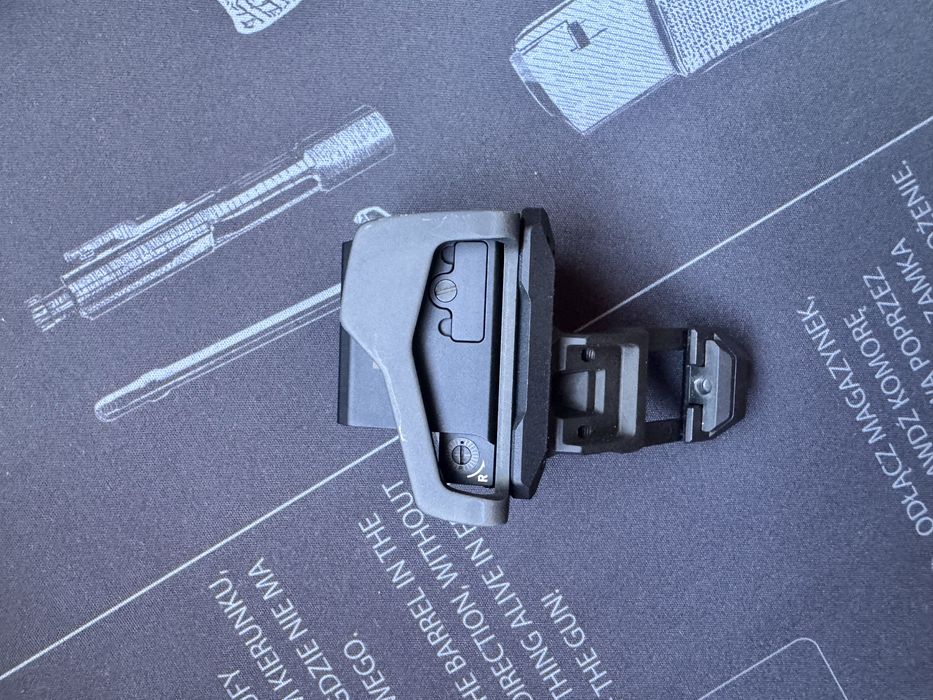 Кутовий приціл Strike Industries і MEPROLIGHT