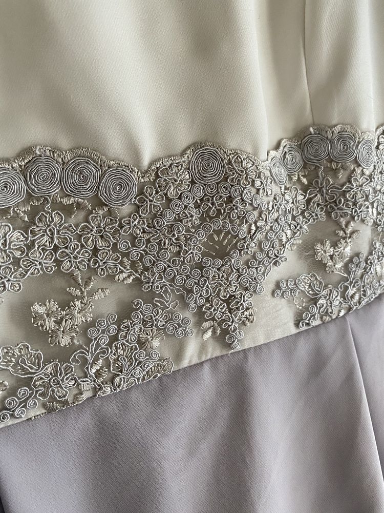 Elegancka sukienka na wesele 40 L z koronką biała fioletowa