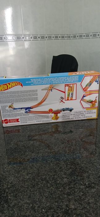 Pista Hot Wheels com dois carrinhos