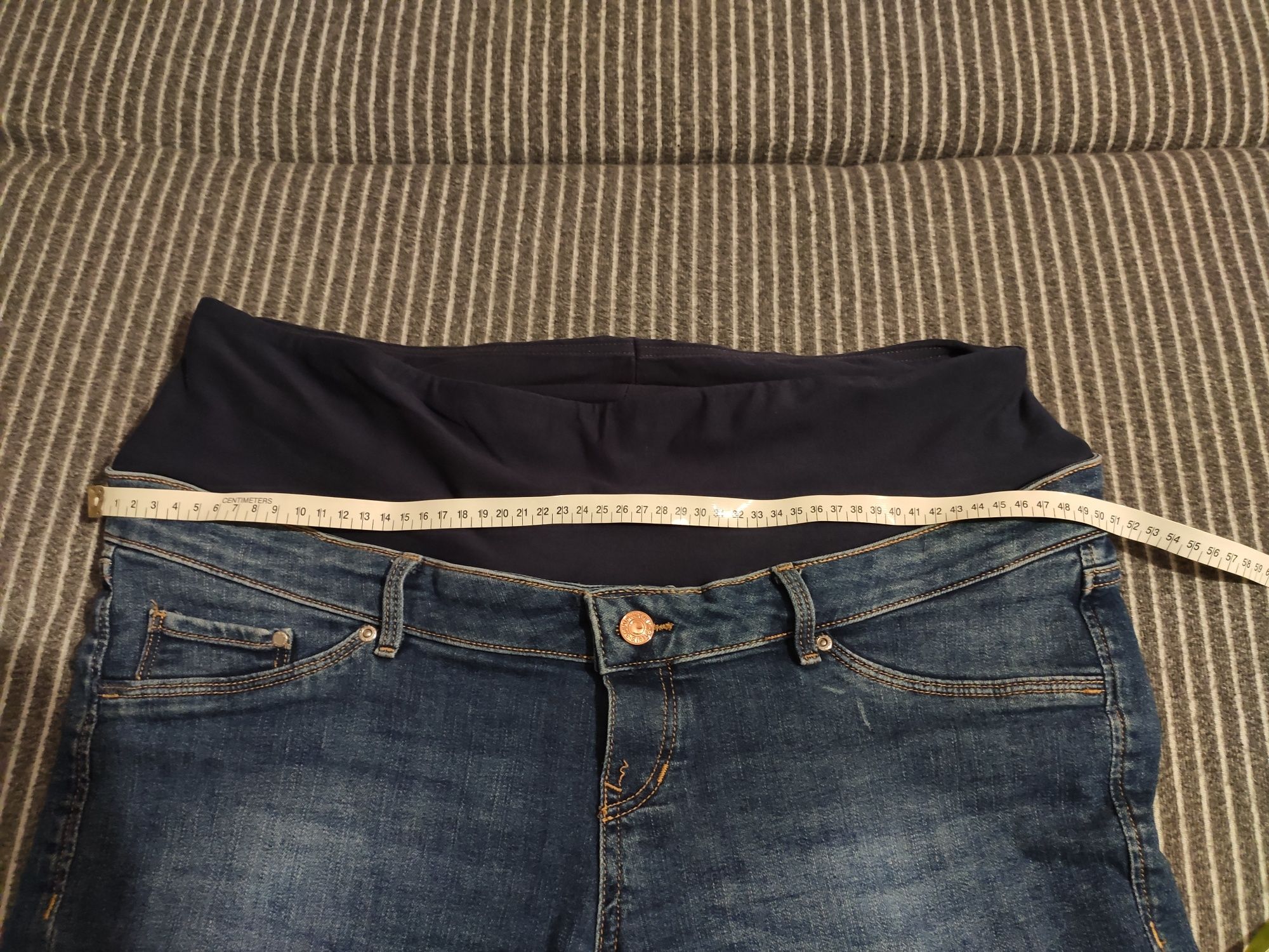 Krótkie jeansowe spodenki ciążowe