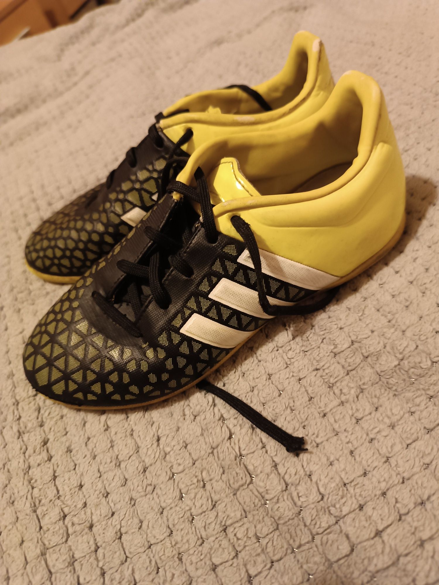 Buty do piłki nożnej Turfy lakierowane Adidas 31,5