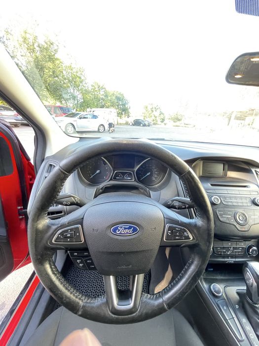 Машина Ford Focus 2015 года