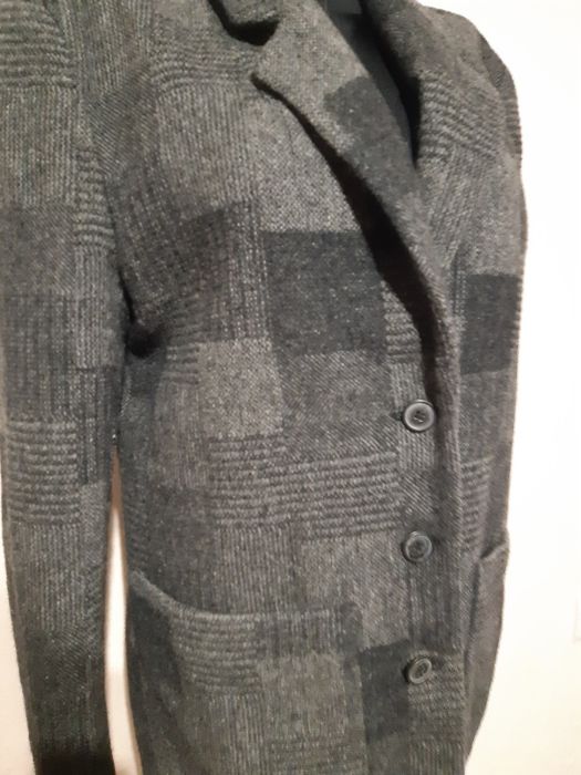 Стильный шерстяний піджак з накладними кишенями