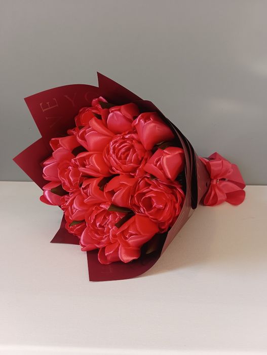 Wieczny bukiet koralowych tulipanów i piwonii