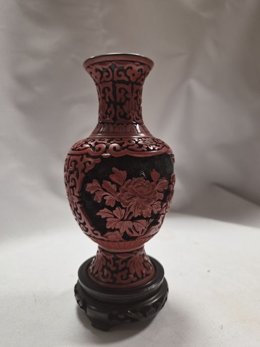 Chiński wazon z laki/mosiądzu