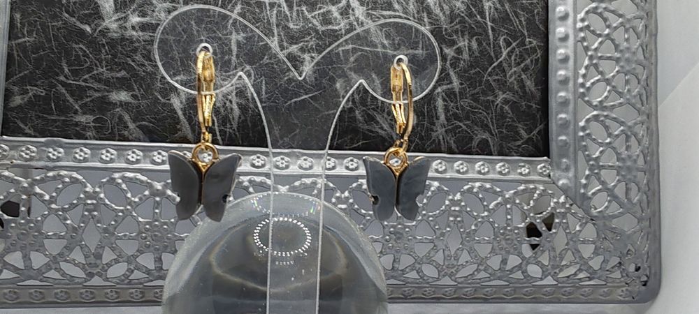 Brincos black butherfly