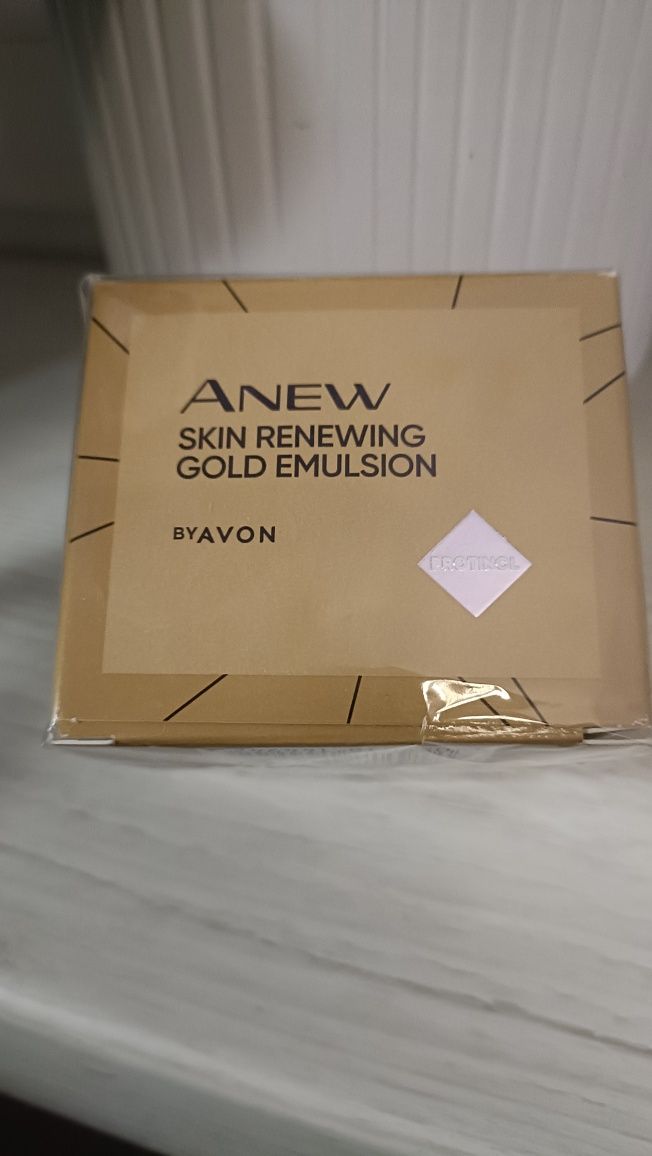 Złota emulsja Avon Anew z Protinolem. Lekka, na  noc