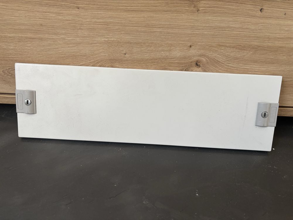 Osłona metalowa Legrand XL3 150mm oraz z przełącznikami LegraND XL3