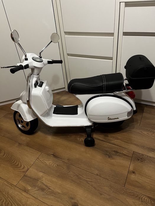 skuter motocykl elektryczny na akumulator vespa piaggo px150 biały