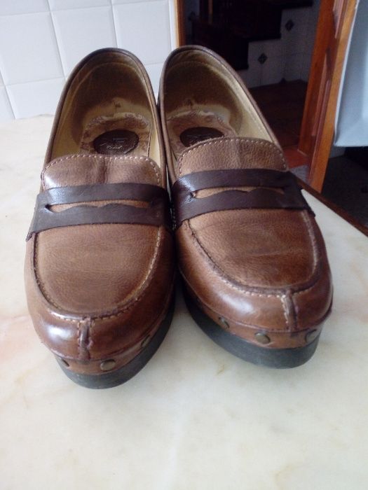 sapatos em pele marca Ruika em camel e castanho muito bonitos