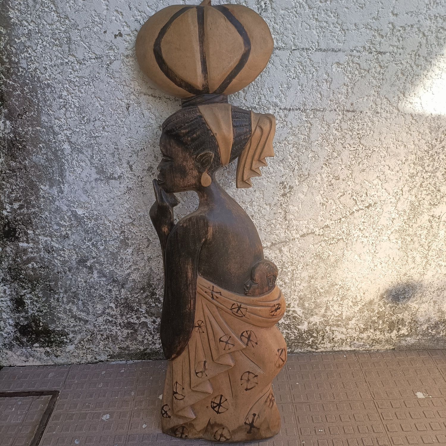 Estátua de madeira