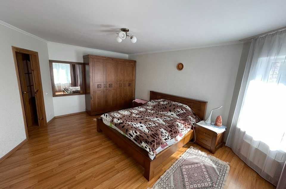 Будинок з жилим ремонтом та ПІДВАЛОМ у Центрі Бучі!  БЕЗ комісії