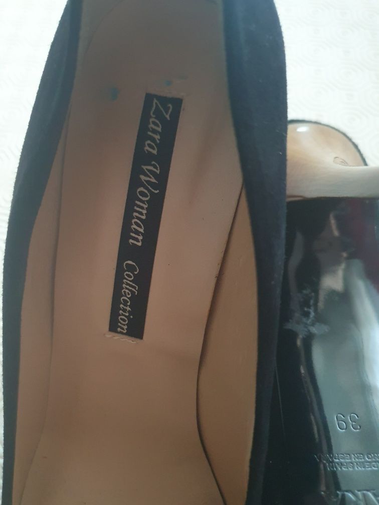 Sapatos pretos abertos à frente