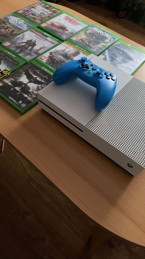 Xbox one s 500 gb + okablowanie + pad + 10 gier