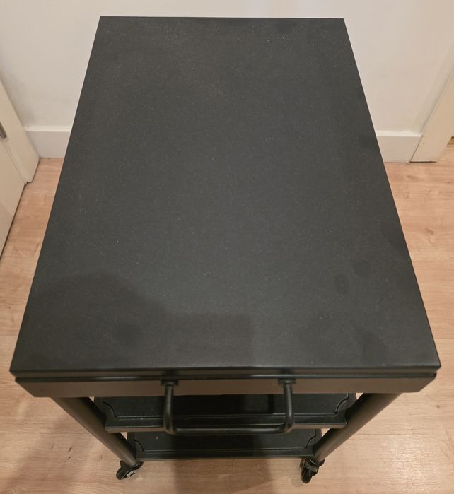 Mesa lateral IKEA KORNSJÖ – Preto, com rodas e 3 prateleiras