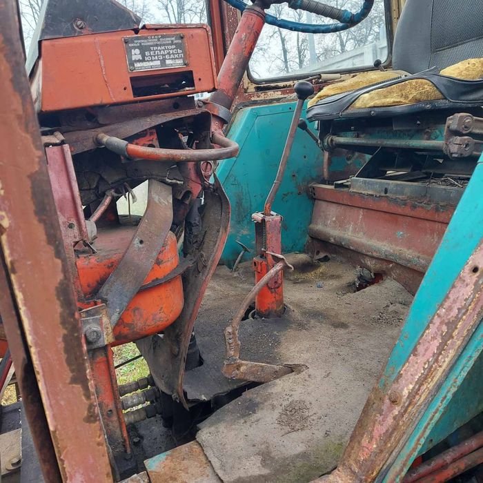 Трактор ЮМЗ 6 в робочему стані