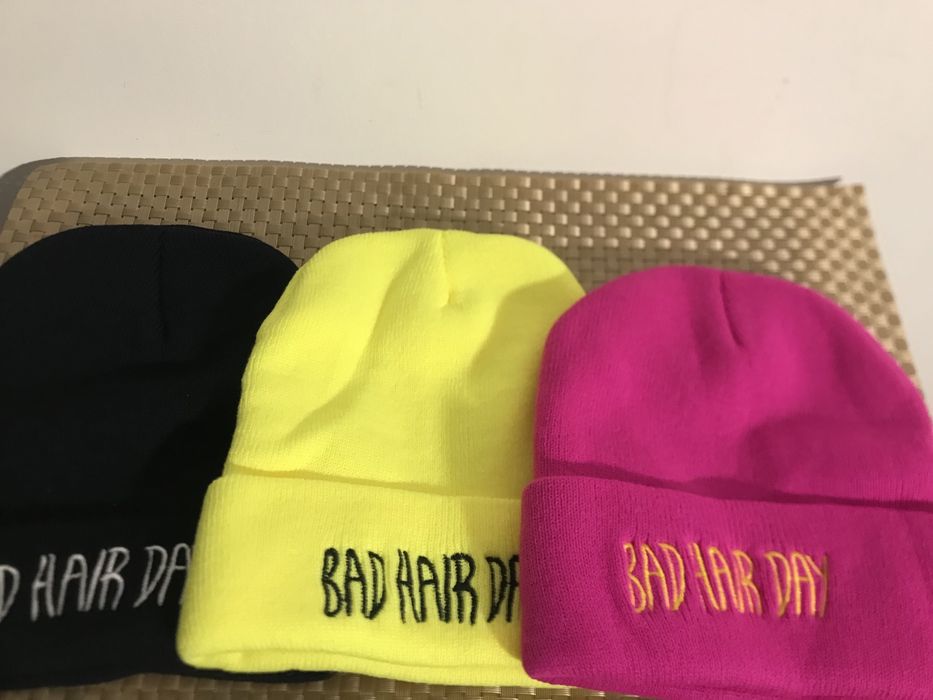 Czapka z napisem „BAD HAIR DAY” granatowa - NOWA