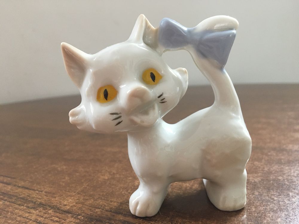 Figurka kot porcelana