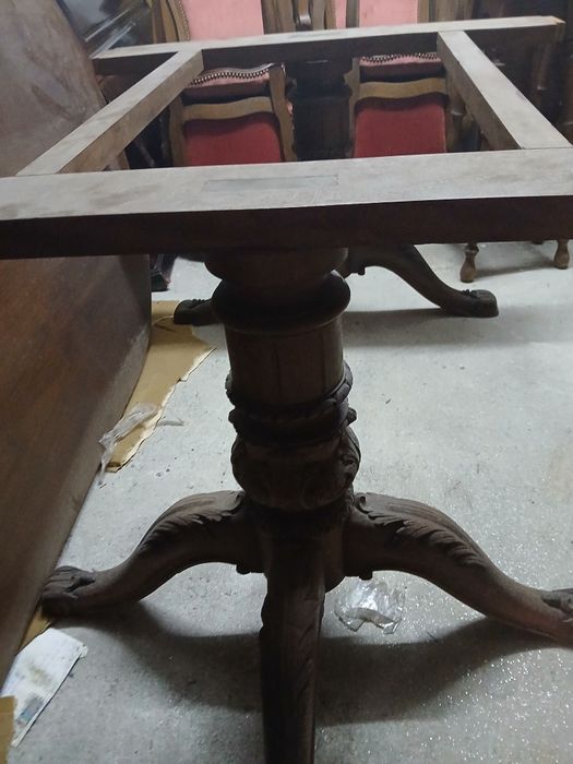 Mesa em madeira maciça  grande mede  2.40 x 1.10 com 8 cadeiras