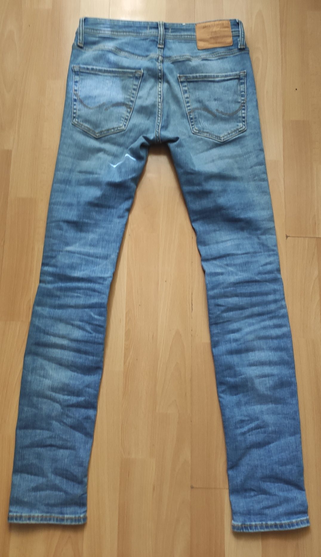 Niebieskie spodnie jeansy damskie