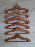 Conjunto de 6 cabides antigos em madeira