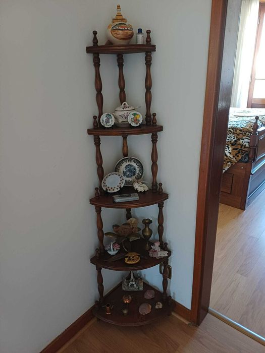 Estante de canto em madeira