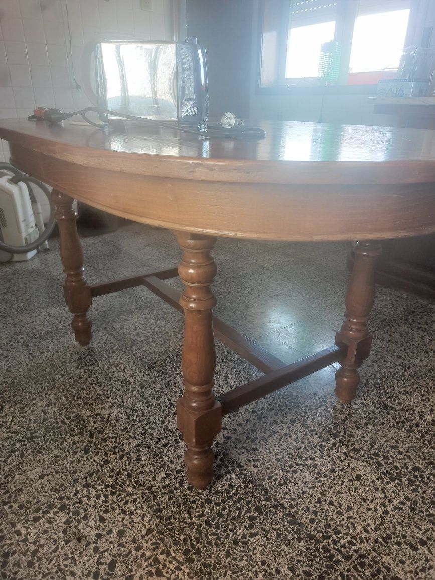 Mesa de cozinha com cadeiras