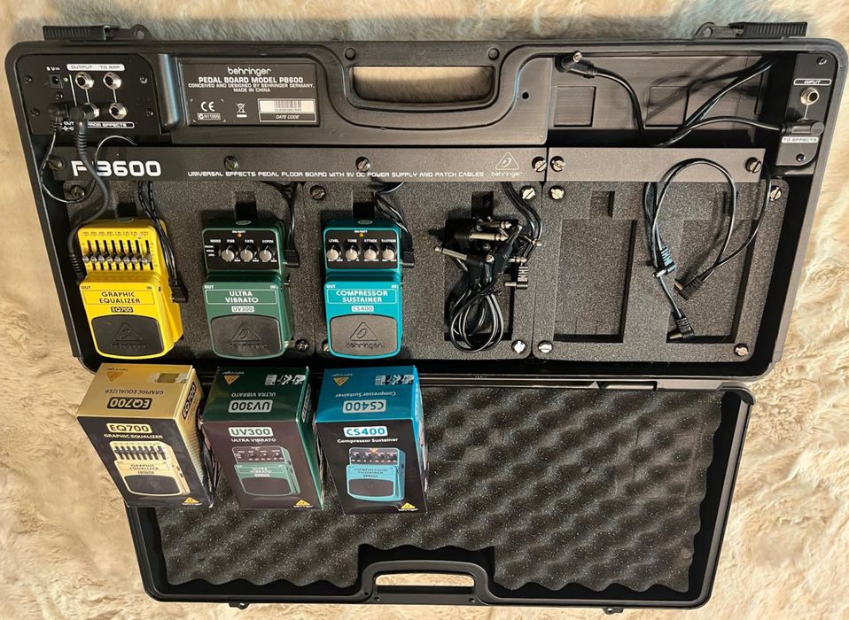 Maleta Behringer PB 600 (capacidade para 6 pedais) + 3 pedais