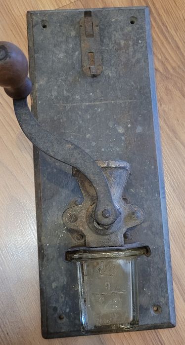 Stary młynek do mielenia kawy na ścianę