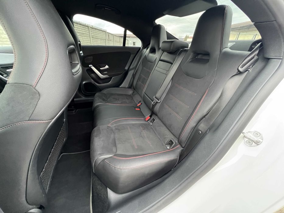 Wynajem samochodu/Wypożyczalnia samochodów Mercedes-Benz CLA Automat