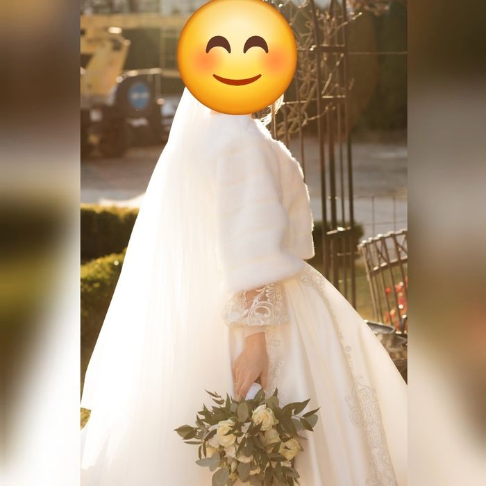 Ніжна весільна сукня кольору айворі