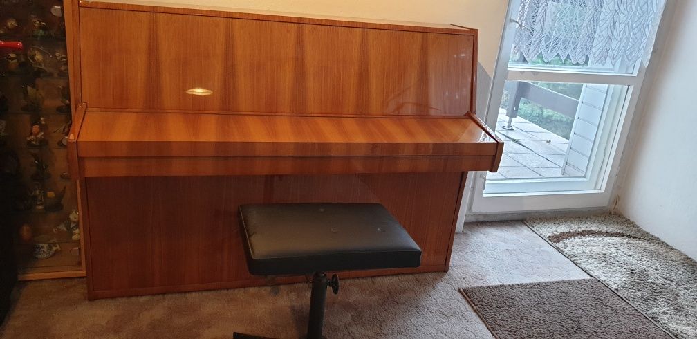Pianino Calisia z krzesłem +dużo nut