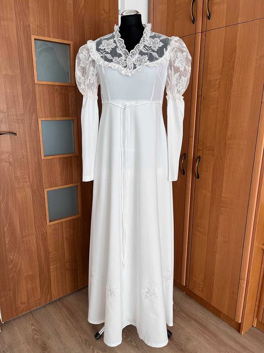 Długa biała suknia ślubna