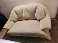 Kremowa sofa kanapa dwuosobowa idealna na działkę