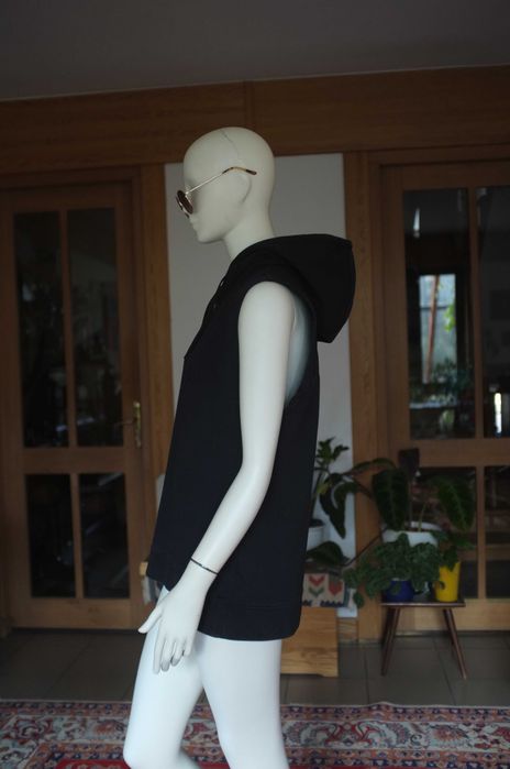 czarna bluza kangurka bezrękawnik Mouli Cobain jumper z kapturem