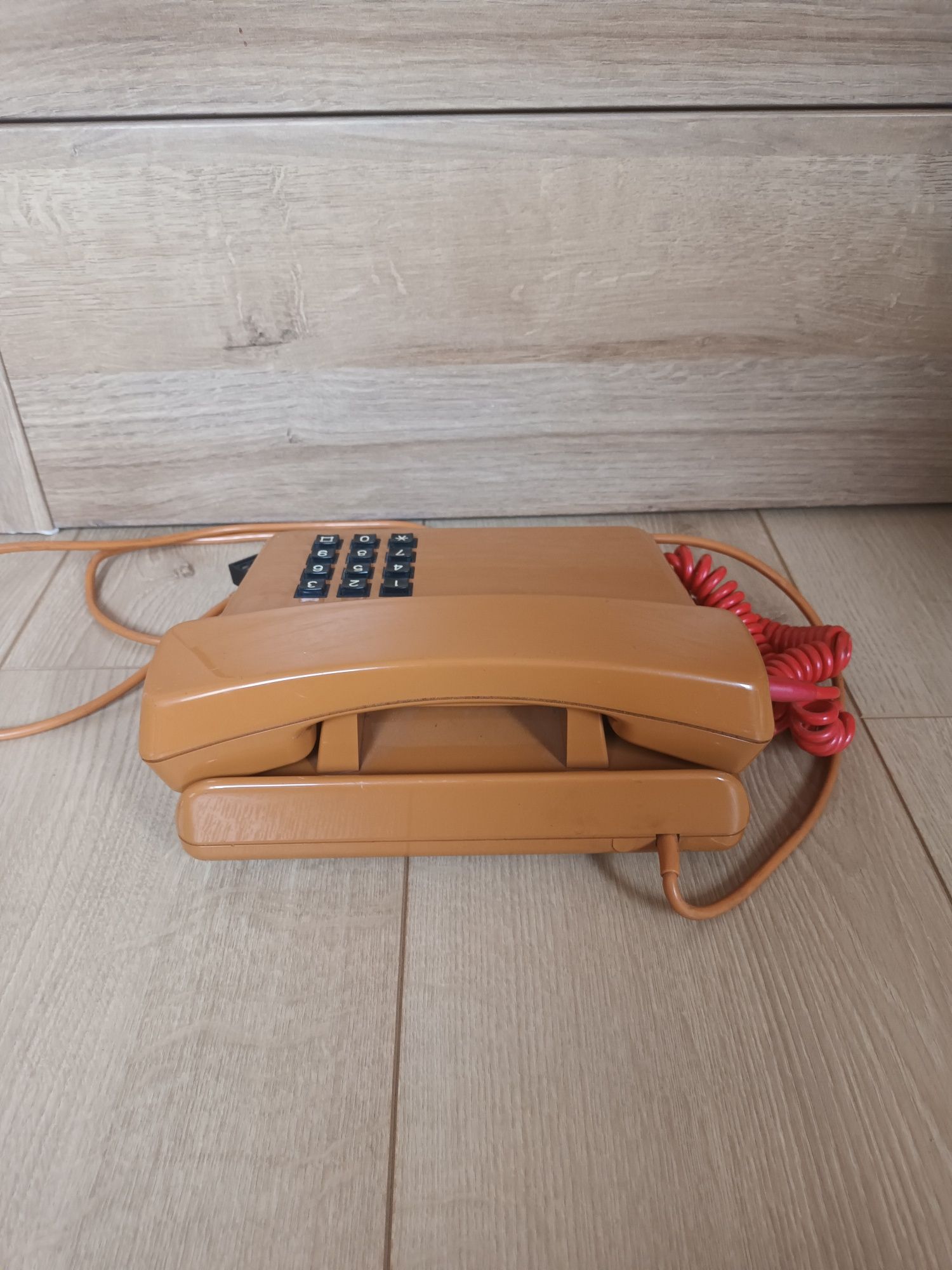 Telefon stacjonarny Telkom RWT Tulipan z 1986 roku