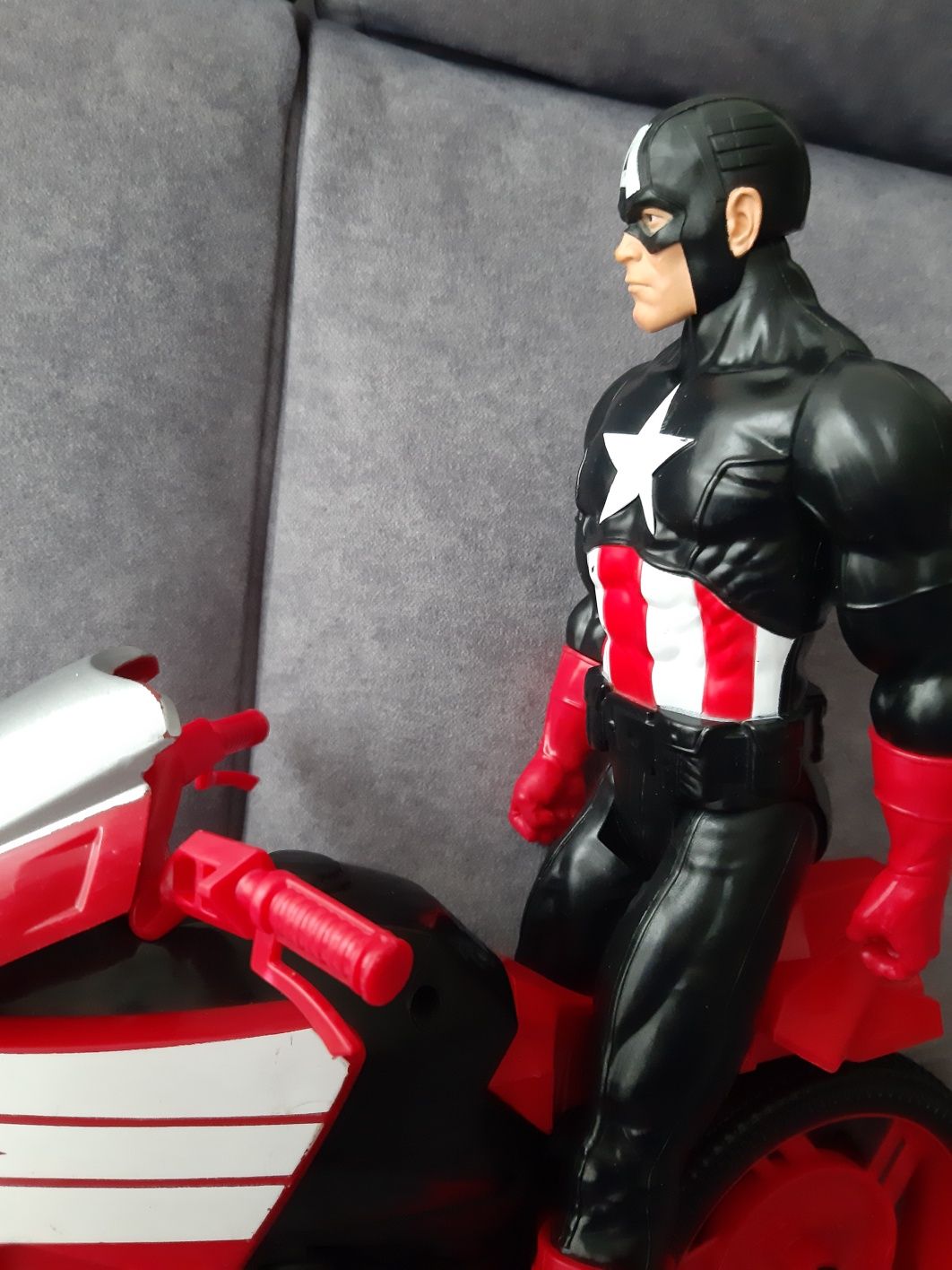 Marvel Kapitan America na motorze Hasbro